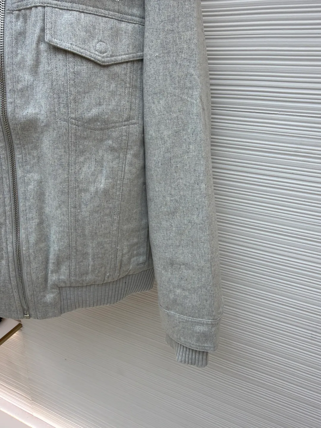 LOUIS VUITTON SKI ski series fur collar jacket ●Original version: purchased and developed by 46969 ●Item number: 1681175-D60 ●Fabric: cashmere lamb fabric ●Technology: high temperature pressing ●Color: gray ●Version: fitted version ●Weight: about 1340 grams ●Size: 46-48-50-52 ●Description: Woolen fabric made of 100% pure wool custom-dyed with floral gray yarn. The fur collar is made of real lamb fur, which is silky and skin-friendly. The diamond-embroidered pearl logo on the chest is pressed with heavy industry and high temperature. The leather tag on the back is real calfskin, artificially hand-stitched, and a customized No. 5 leather rope zipper. The overall routing is straight and delicate, the fabric is comfortable and soft, the color is consistent and there is no color difference, it can be matched with the same style to create a fashionable look, and can be used in various occasions, customized accessories, complete with three standards, the same style for men and women!
